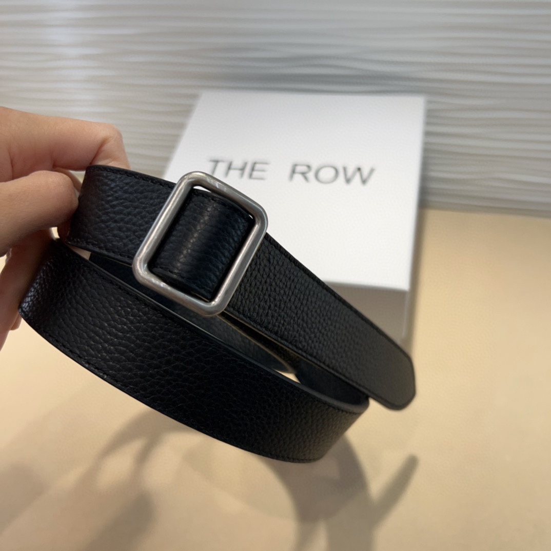  THE ROW该品牌的设计灵感源自他们对波西米亚风格以及精美奢华风的喜爱。在这个冬天，用一条腰带提升身