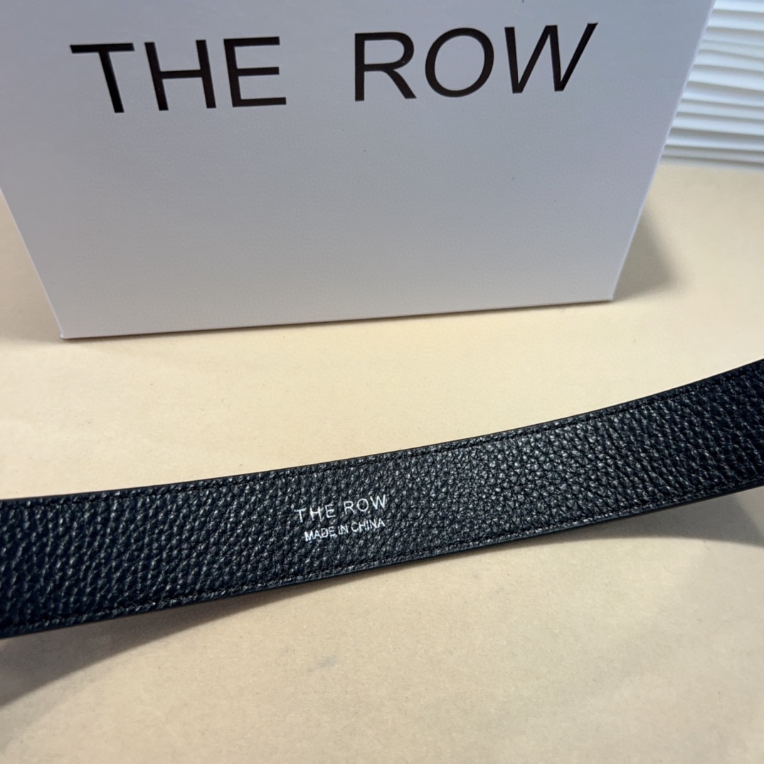  THE ROW该品牌的设计灵感源自他们对波西米亚风格以及精美奢华风的喜爱。在这个冬天，用一条腰带提升身