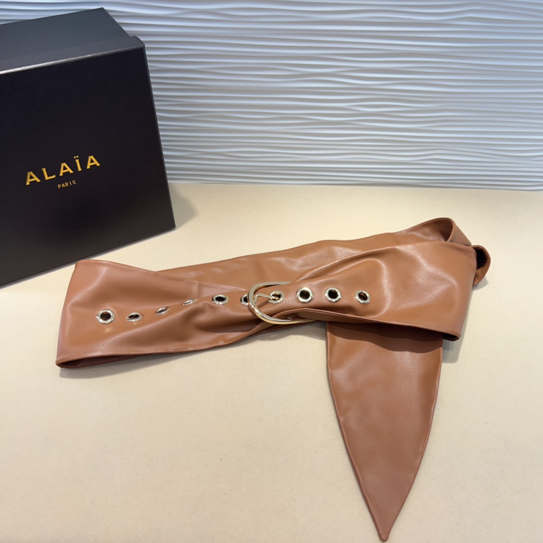 YJ【配包装】Alaia 阿来莱 腰封、品牌标志性的柔软牛皮制成于意大利Cm、，Alaia是一个以高级时装为魂的巴黎时装品牌。\n均码（多孔）