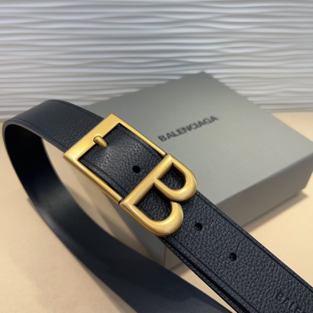  Balenciaga 是法国的奢侈品牌，作为时尚界最具影响力品牌之一的地位。设计师源于：都市时尚潮流独