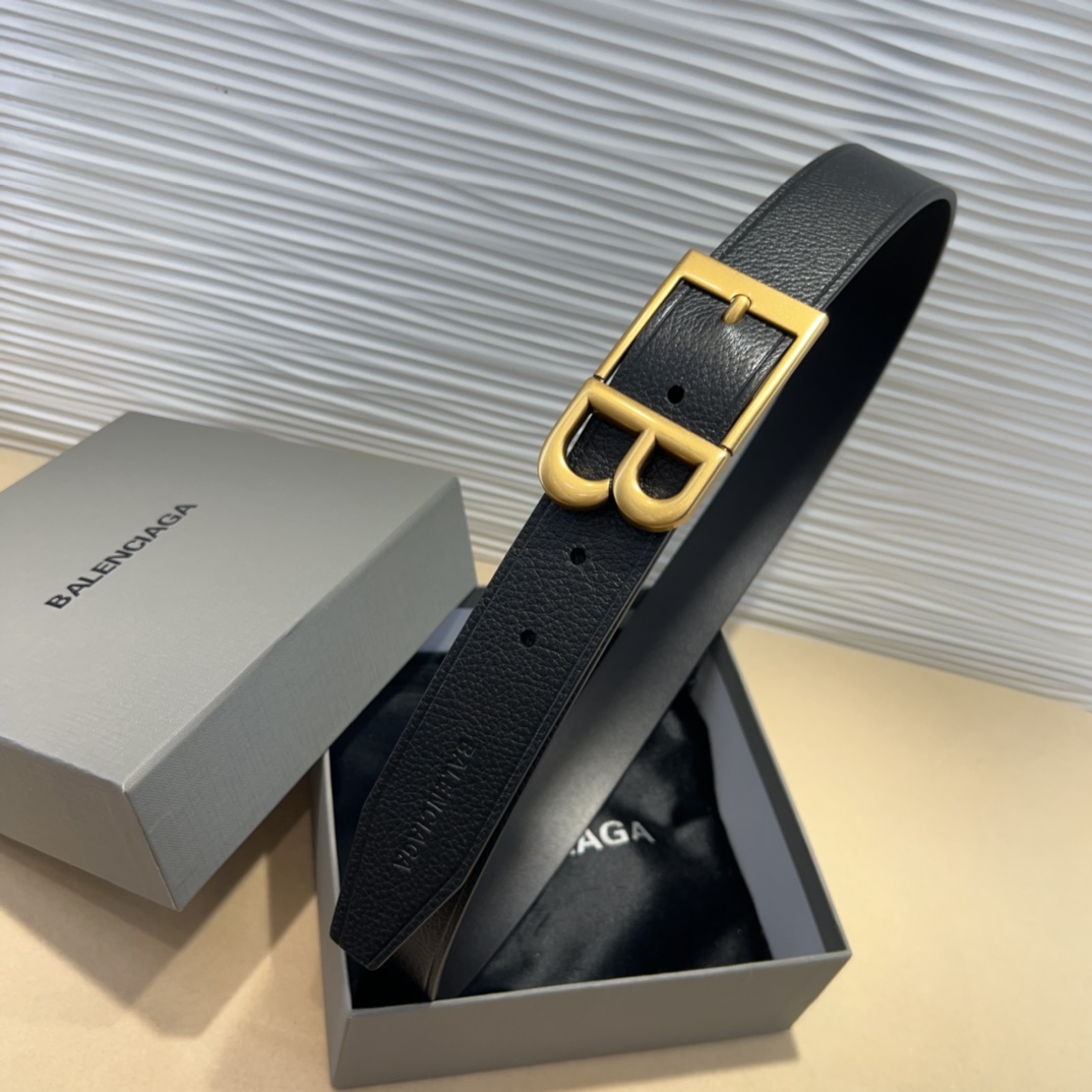  Balenciaga 是法国的奢侈品牌，作为时尚界最具影响力品牌之一的地位。设计师源于：都市时尚潮流独