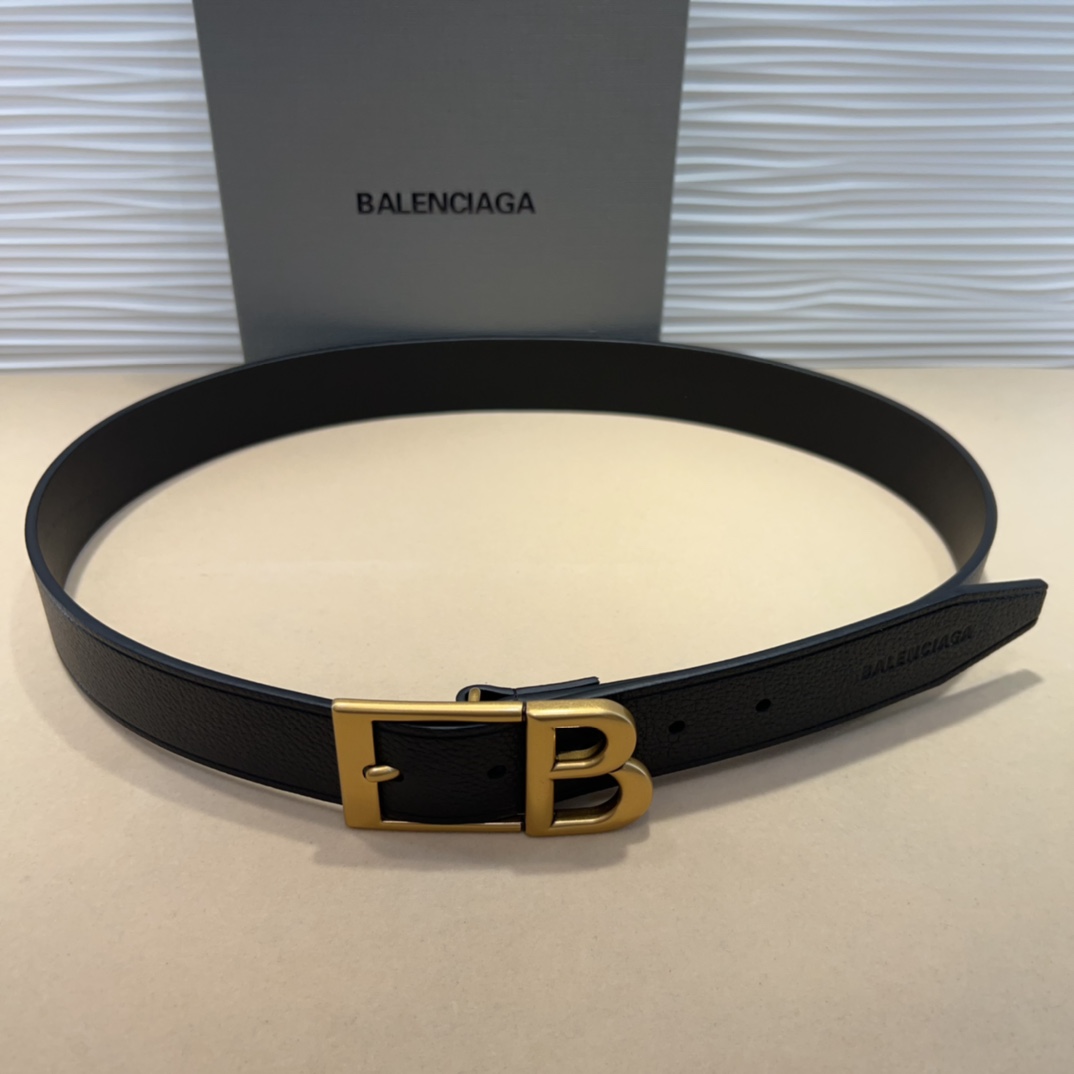  Balenciaga 是法国的奢侈品牌，作为时尚界最具影响力品牌之一的地位。设计师源于：都市时尚潮流独