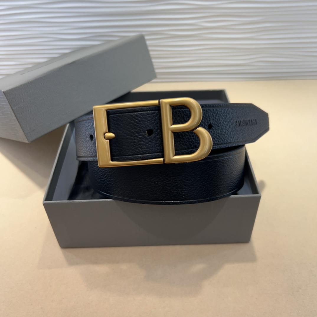  Balenciaga 是法国的奢侈品牌，作为时尚界最具影响力品牌之一的地位。设计师源于：都市时尚潮流独