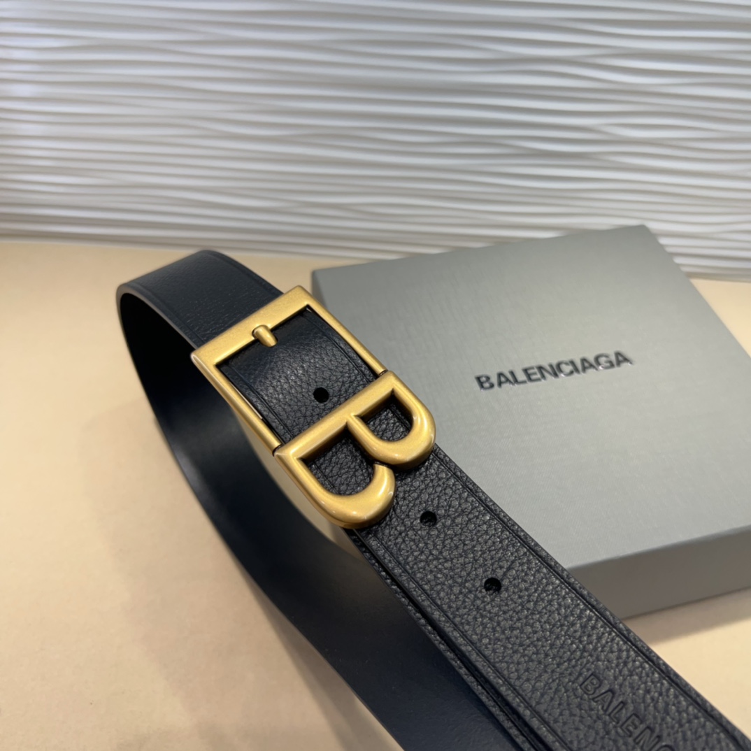  Balenciaga 是法国的奢侈品牌，作为时尚界最具影响力品牌之一的地位。设计师源于：都市时尚潮流独