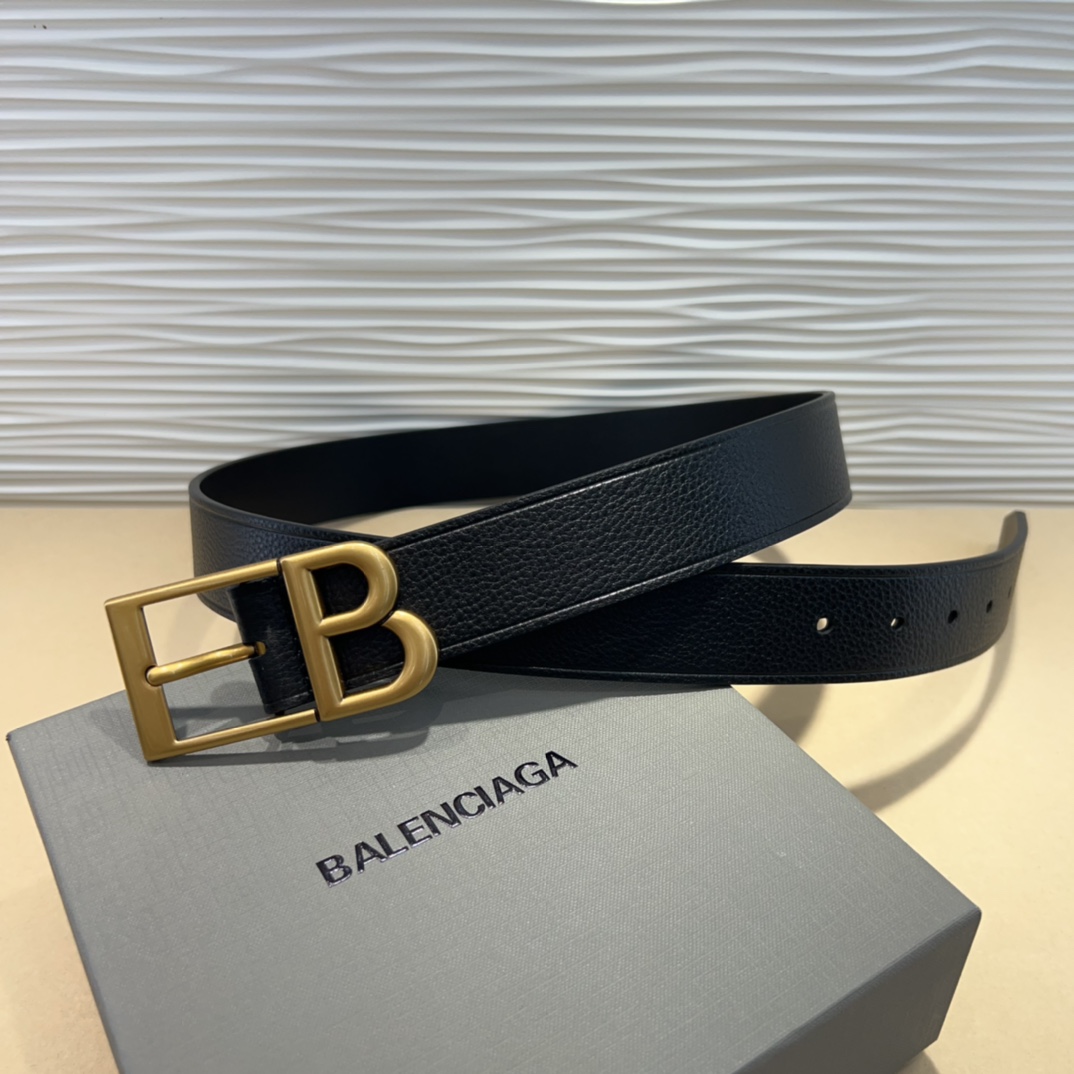  Balenciaga 是法国的奢侈品牌，作为时尚界最具影响力品牌之一的地位。设计师源于：都市时尚潮流独