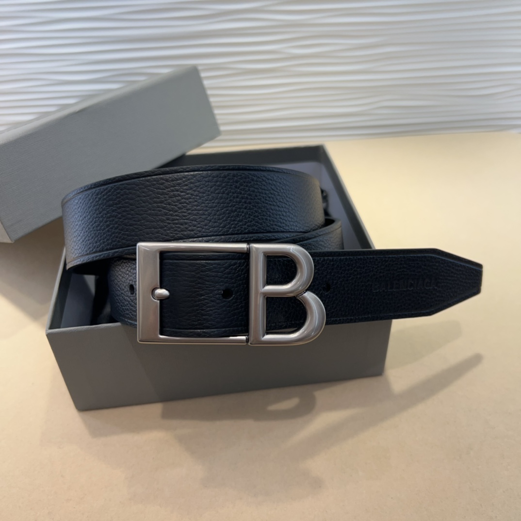  Balenciaga 是法国的奢侈品牌，作为时尚界最具影响力品牌之一的地位。设计师源于：都市时尚潮流独