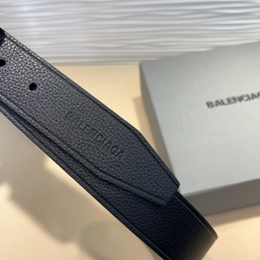  Balenciaga 是法国的奢侈品牌，作为时尚界最具影响力品牌之一的地位。设计师源于：都市时尚潮流独