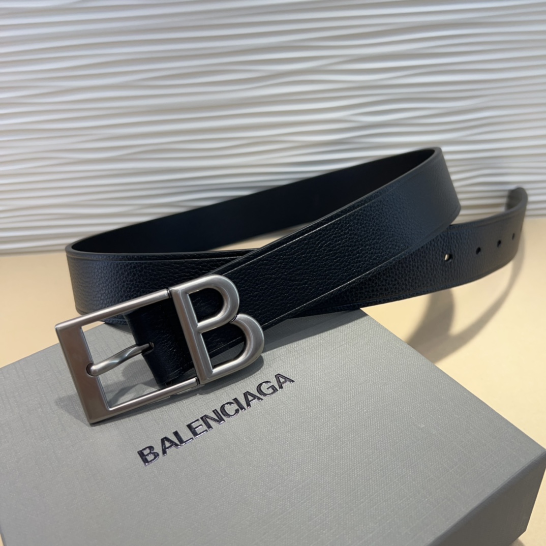 Balenciaga 是法国的奢侈品牌，作为时尚界最具影响力品牌之一的地位。设计师源于：都市时尚潮流独
