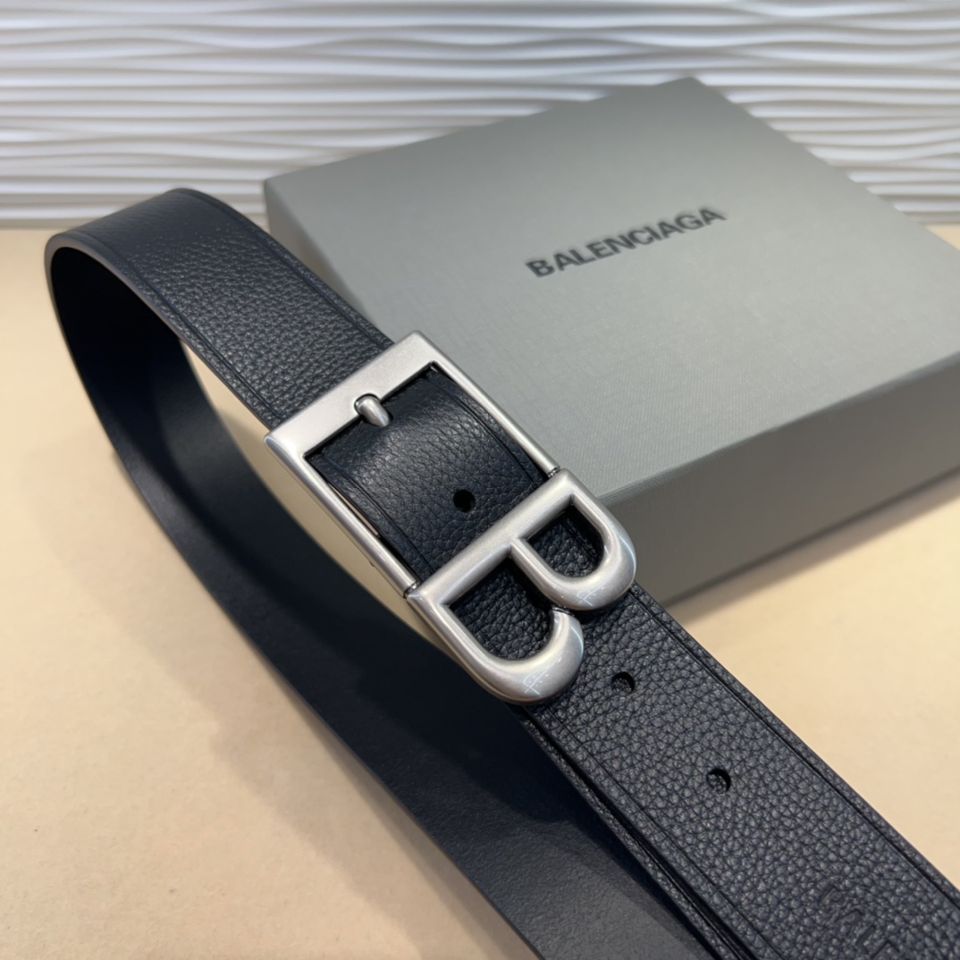  Balenciaga 是法国的奢侈品牌，作为时尚界最具影响力品牌之一的地位。设计师源于：都市时尚潮流独