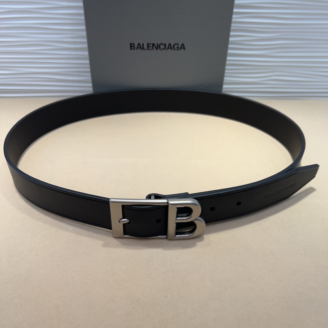  Balenciaga 是法国的奢侈品牌，作为时尚界最具影响力品牌之一的地位。设计师源于：都市时尚潮流独