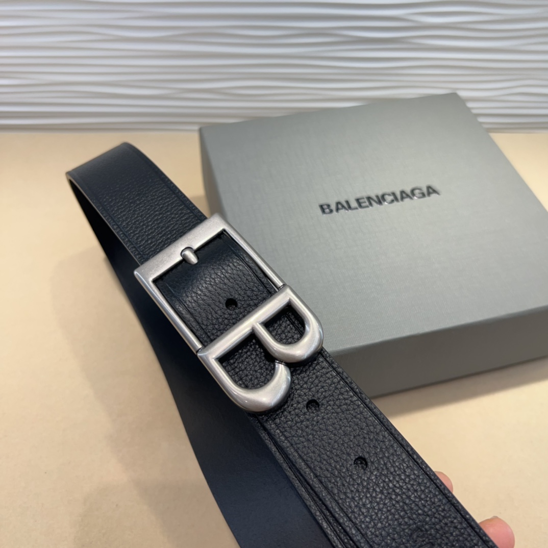  Balenciaga 是法国的奢侈品牌，作为时尚界最具影响力品牌之一的地位。设计师源于：都市时尚潮流独