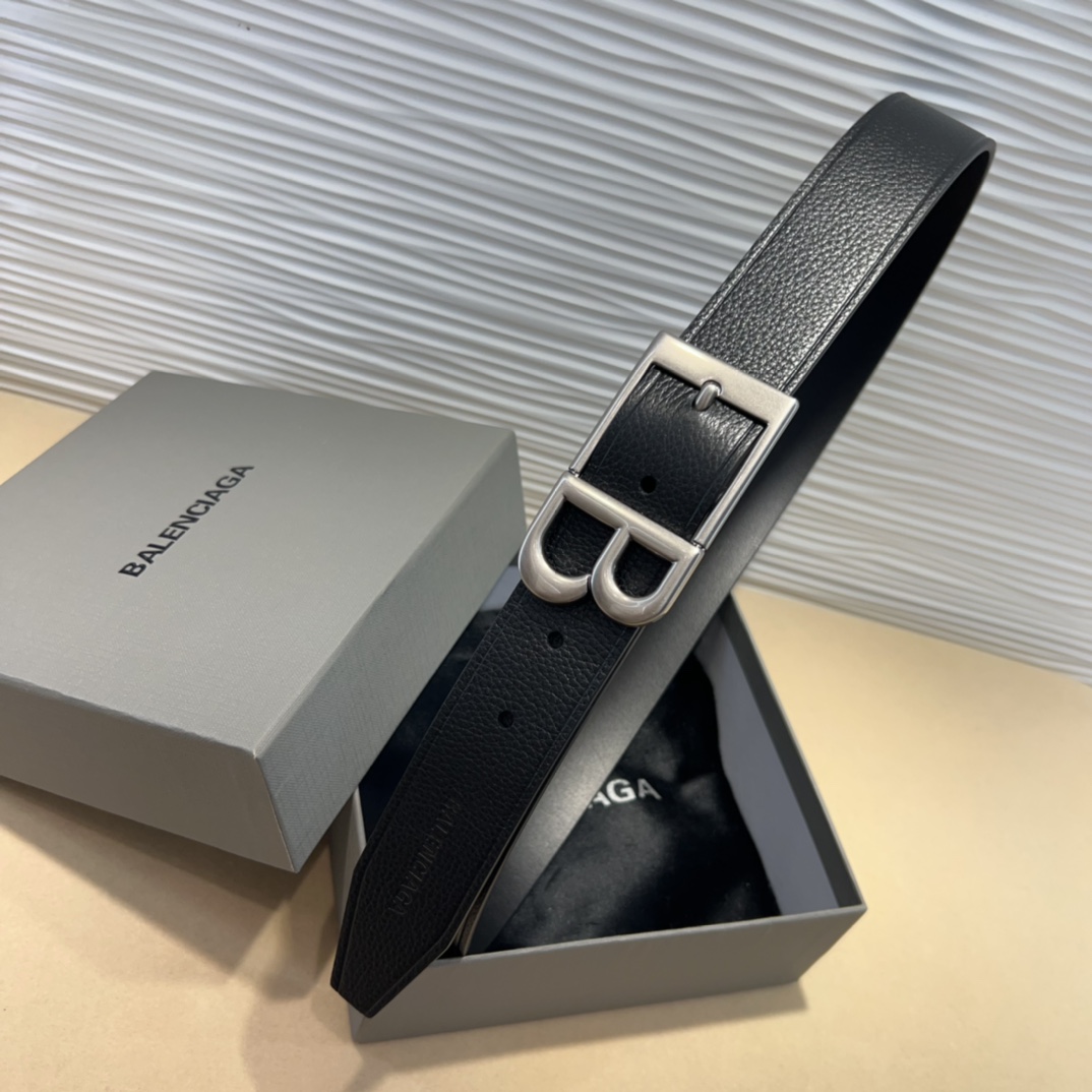  Balenciaga 是法国的奢侈品牌，作为时尚界最具影响力品牌之一的地位。设计师源于：都市时尚潮流独