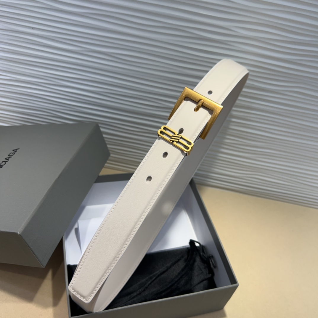  Balenciaga  BB名款平纹腰带，表面是鎏金的工艺，不会是闪烁的金光，应该说是雅致的古金，入手