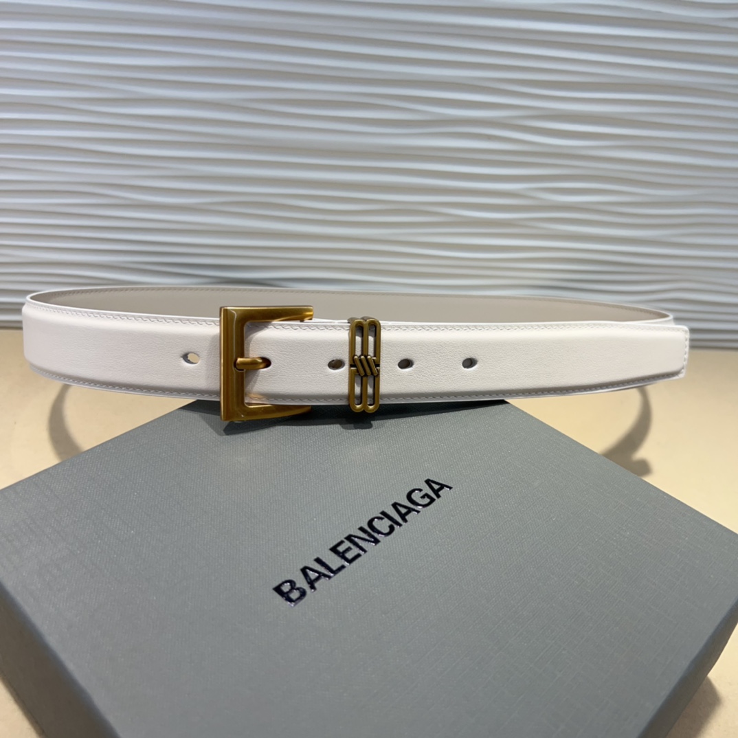  Balenciaga  BB名款平纹腰带，表面是鎏金的工艺，不会是闪烁的金光，应该说是雅致的古金，入手