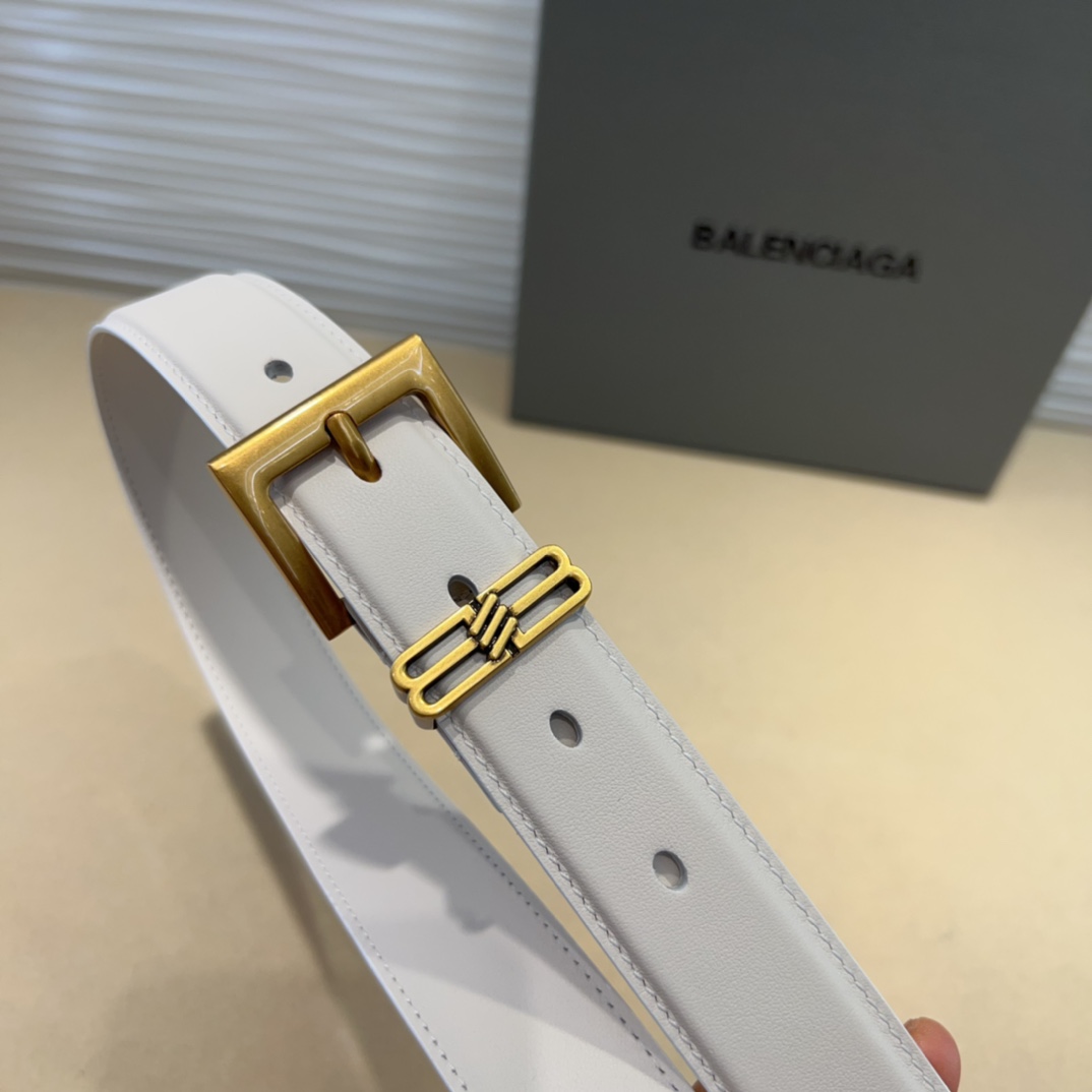  Balenciaga  BB名款平纹腰带，表面是鎏金的工艺，不会是闪烁的金光，应该说是雅致的古金，入手