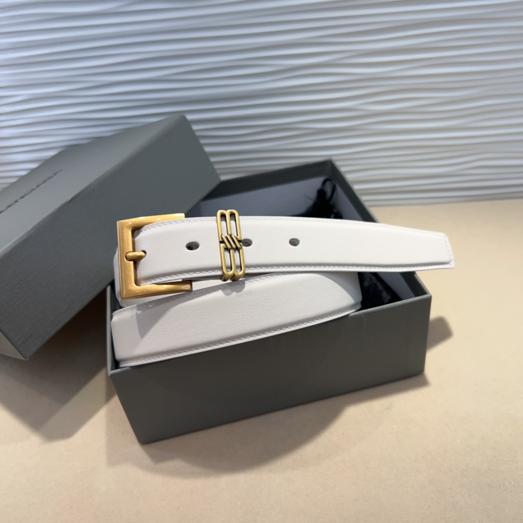  Balenciaga  BB名款平纹腰带，表面是鎏金的工艺，不会是闪烁的金光，应该说是雅致的古金，入手
