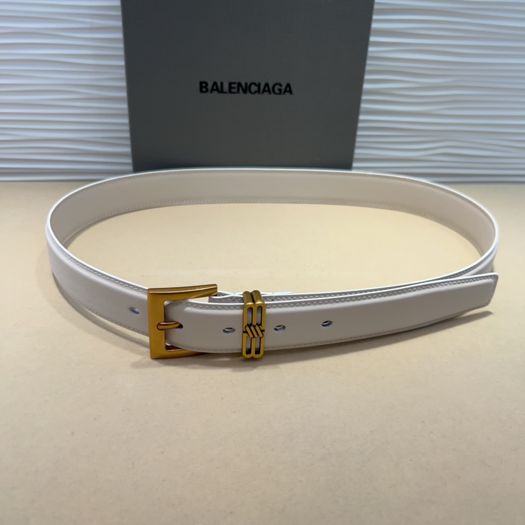  Balenciaga  BB名款平纹腰带，表面是鎏金的工艺，不会是闪烁的金光，应该说是雅致的古金，入手