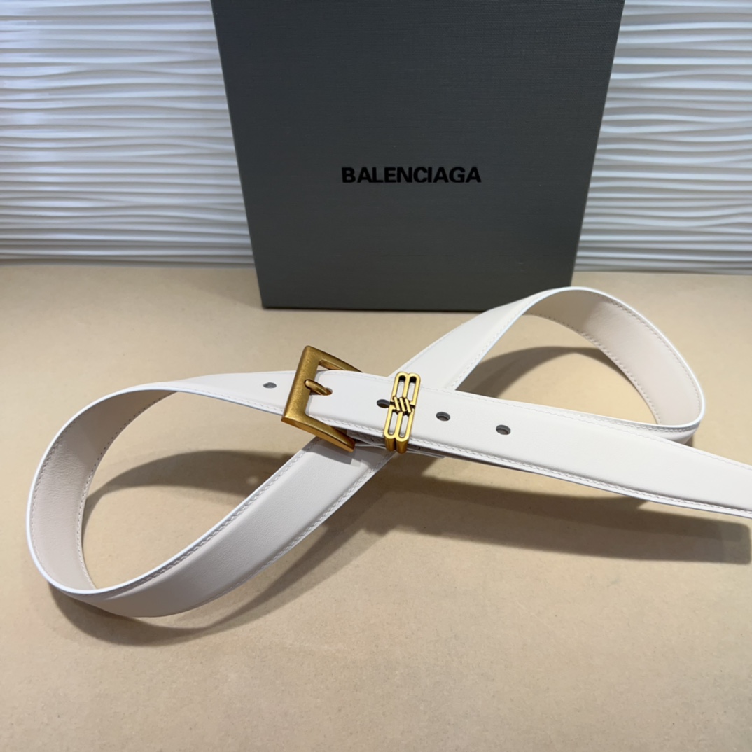  Balenciaga  BB名款平纹腰带，表面是鎏金的工艺，不会是闪烁的金光，应该说是雅致的古金，入手
