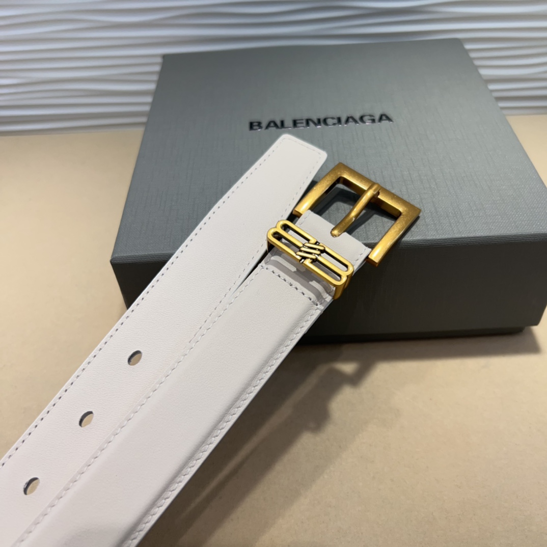  Balenciaga  BB名款平纹腰带，表面是鎏金的工艺，不会是闪烁的金光，应该说是雅致的古金，入手