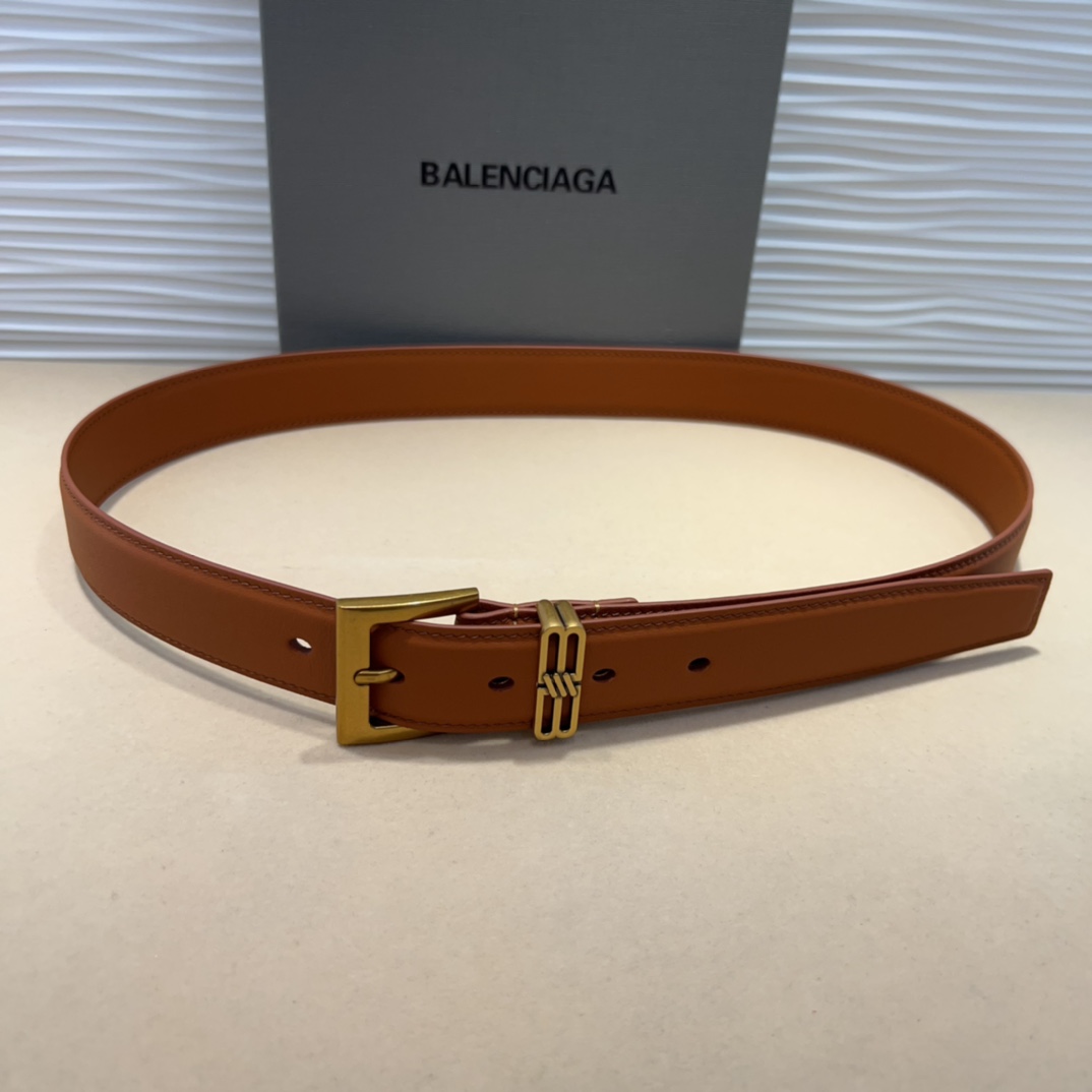  Balenciaga  BB名款平纹腰带，表面是鎏金的工艺，不会是闪烁的金光，应该说是雅致的古金，入手