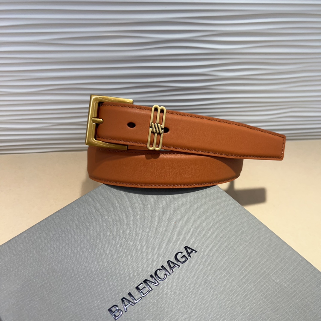  Balenciaga  BB名款平纹腰带，表面是鎏金的工艺，不会是闪烁的金光，应该说是雅致的古金，入手