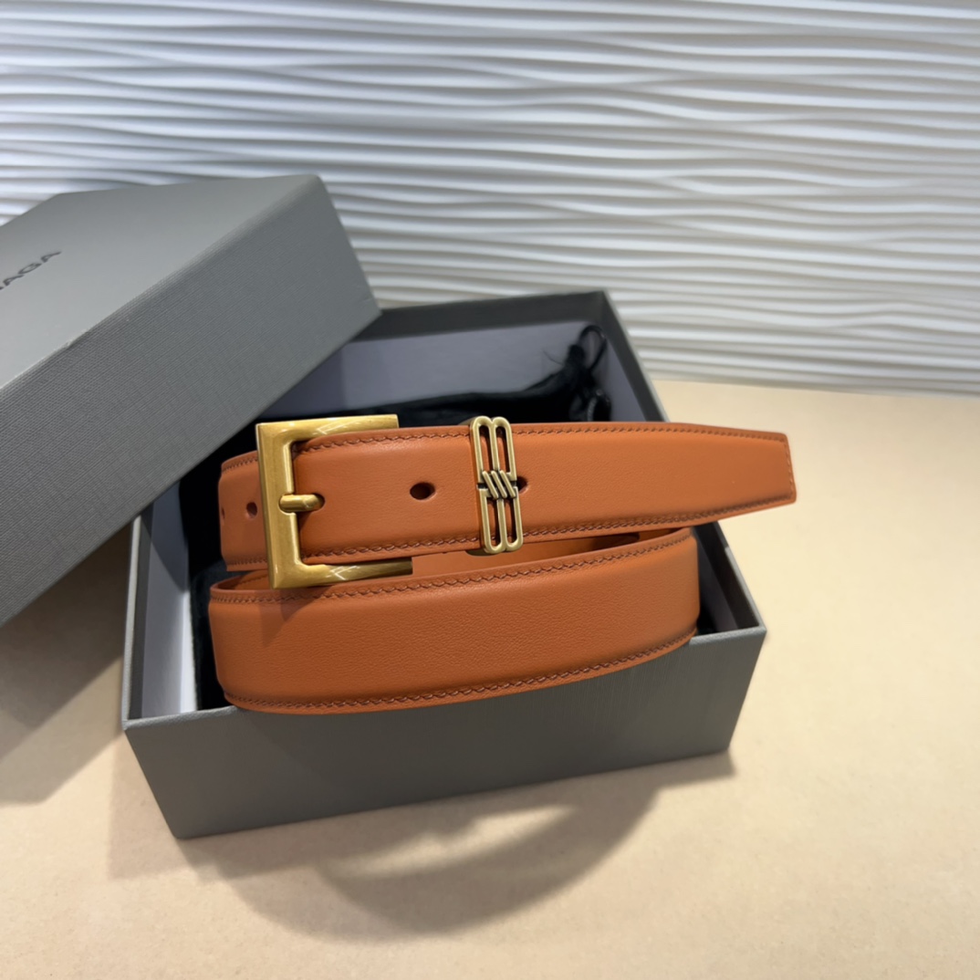  Balenciaga  BB名款平纹腰带，表面是鎏金的工艺，不会是闪烁的金光，应该说是雅致的古金，入手