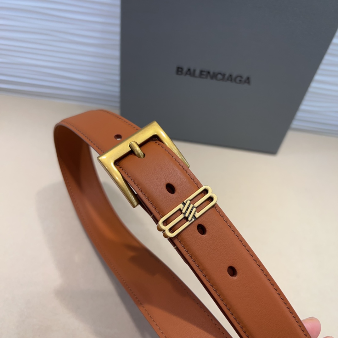  Balenciaga  BB名款平纹腰带，表面是鎏金的工艺，不会是闪烁的金光，应该说是雅致的古金，入手