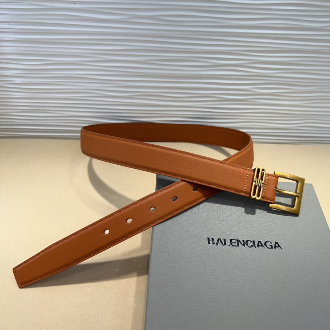  Balenciaga  BB名款平纹腰带，表面是鎏金的工艺，不会是闪烁的金光，应该说是雅致的古金，入手