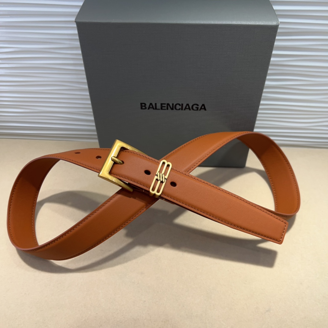  Balenciaga  BB名款平纹腰带，表面是鎏金的工艺，不会是闪烁的金光，应该说是雅致的古金，入手