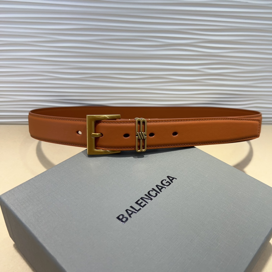  Balenciaga  BB名款平纹腰带，表面是鎏金的工艺，不会是闪烁的金光，应该说是雅致的古金，入手
