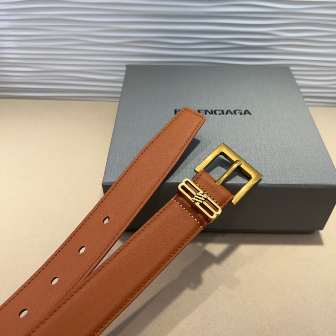  Balenciaga  BB名款平纹腰带，表面是鎏金的工艺，不会是闪烁的金光，应该说是雅致的古金，入手