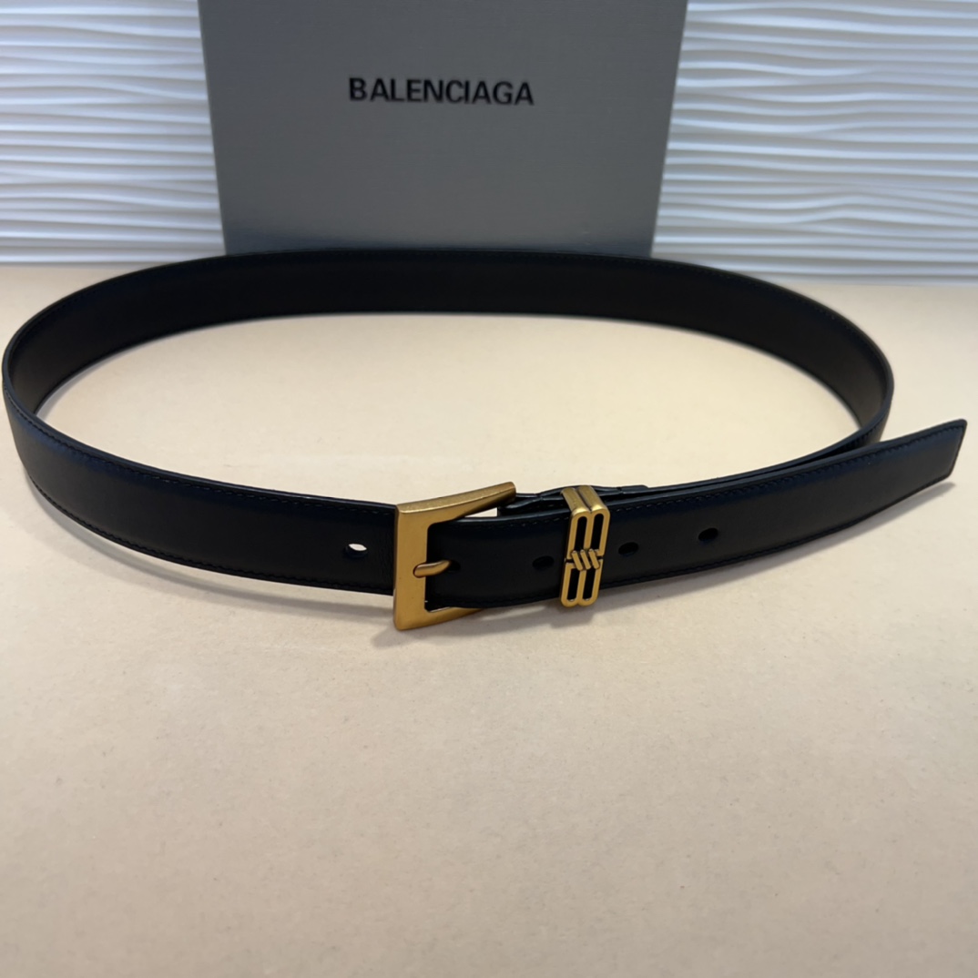  Balenciaga  BB名款平纹腰带，表面是鎏金的工艺，不会是闪烁的金光，应该说是雅致的古金，入手