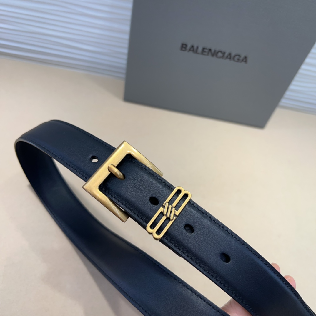  Balenciaga  BB名款平纹腰带，表面是鎏金的工艺，不会是闪烁的金光，应该说是雅致的古金，入手