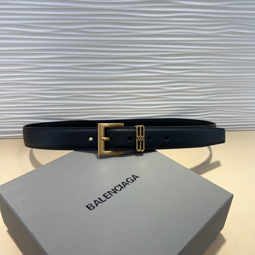  Balenciaga  BB名款平纹腰带，表面是鎏金的工艺，不会是闪烁的金光，应该说是雅致的古金，入手