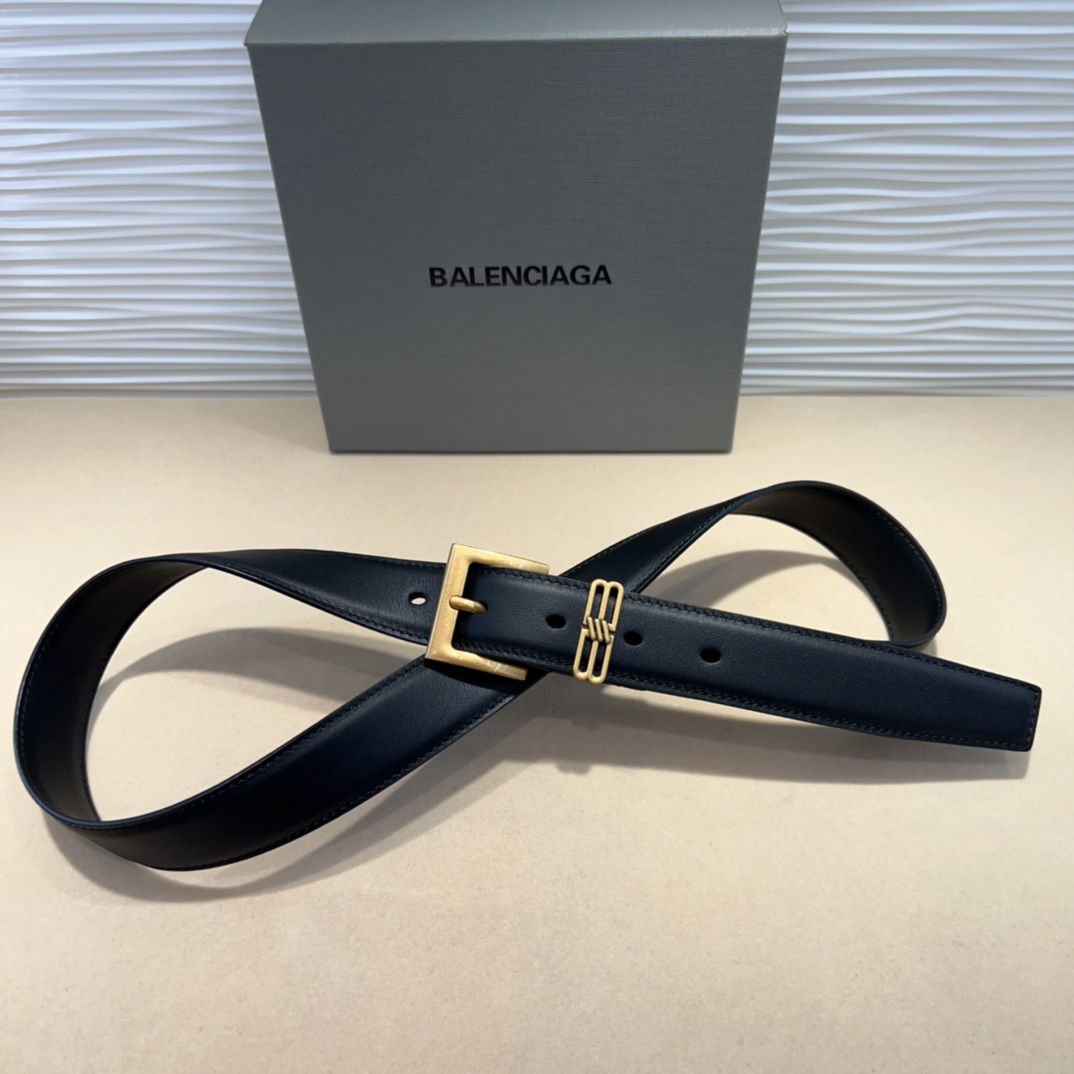  Balenciaga  BB名款平纹腰带，表面是鎏金的工艺，不会是闪烁的金光，应该说是雅致的古金，入手