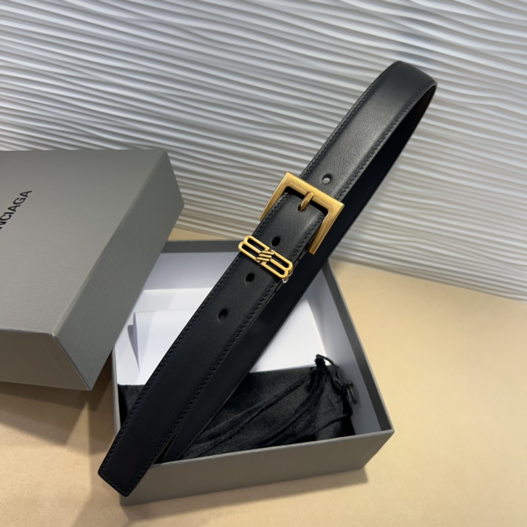  Balenciaga  BB名款平纹腰带，表面是鎏金的工艺，不会是闪烁的金光，应该说是雅致的古金，入手
