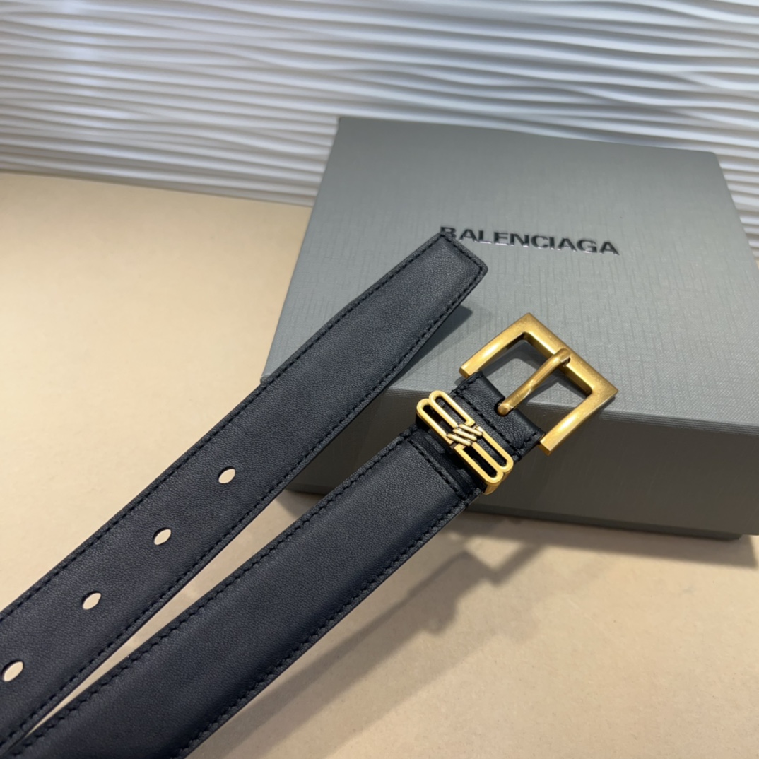  Balenciaga  BB名款平纹腰带，表面是鎏金的工艺，不会是闪烁的金光，应该说是雅致的古金，入手
