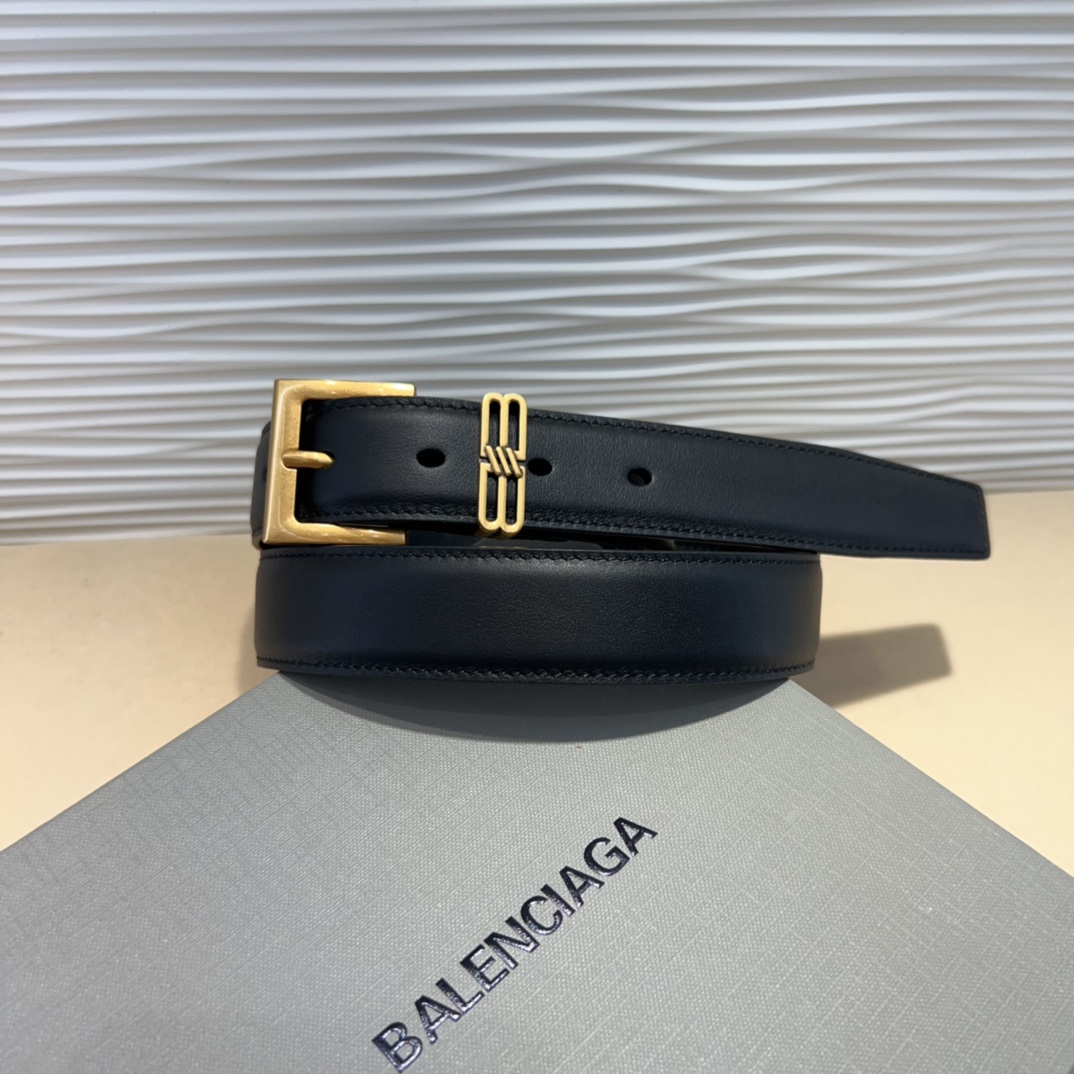  Balenciaga  BB名款平纹腰带，表面是鎏金的工艺，不会是闪烁的金光，应该说是雅致的古金，入手