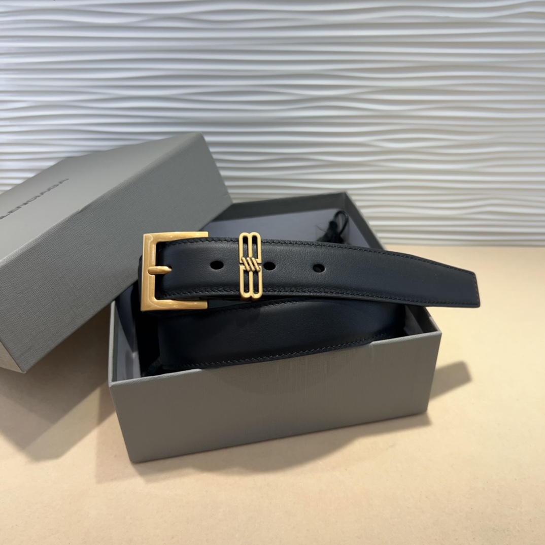  Balenciaga  BB名款平纹腰带，表面是鎏金的工艺，不会是闪烁的金光，应该说是雅致的古金，入手