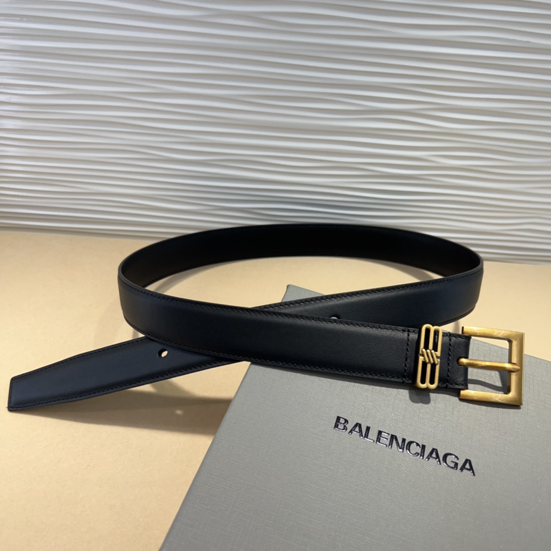  Balenciaga  BB名款平纹腰带，表面是鎏金的工艺，不会是闪烁的金光，应该说是雅致的古金，入手