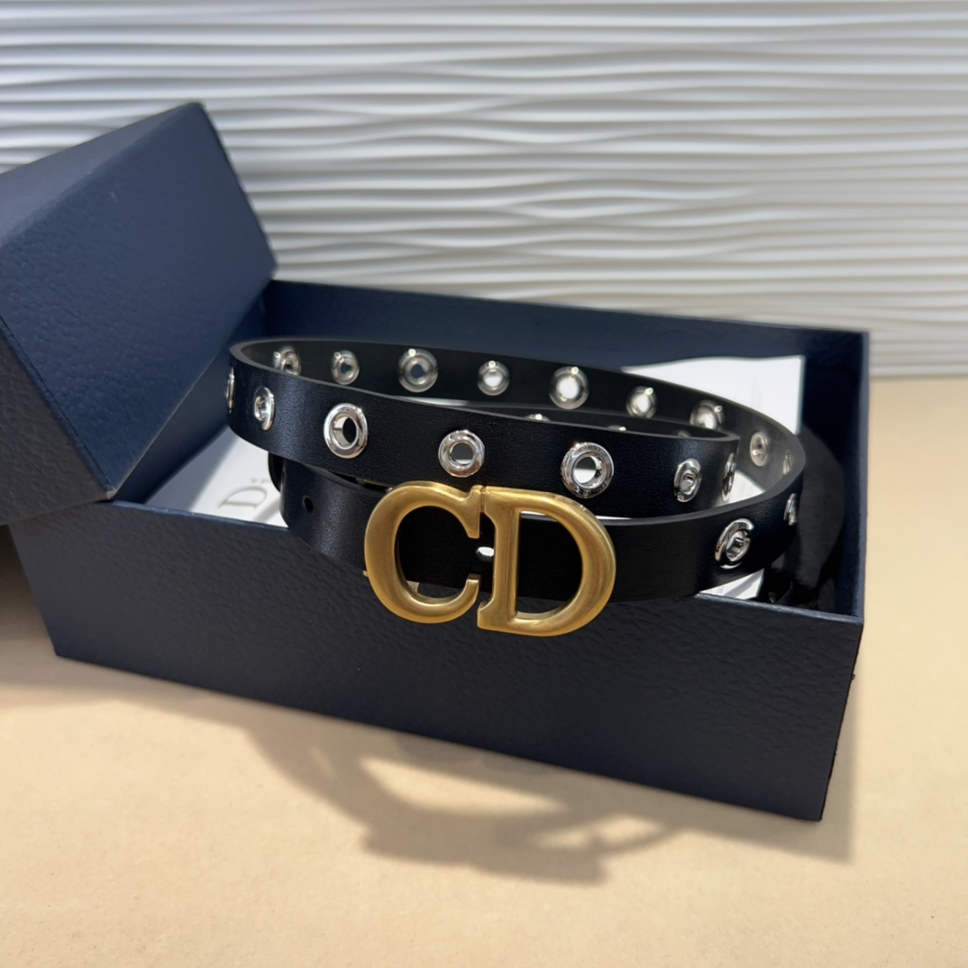 腰带是二零二五早春成衣系列新品,以摩登优雅的风格重新演绎 Dior 经典标识。采用黑色牛皮革精心制作,