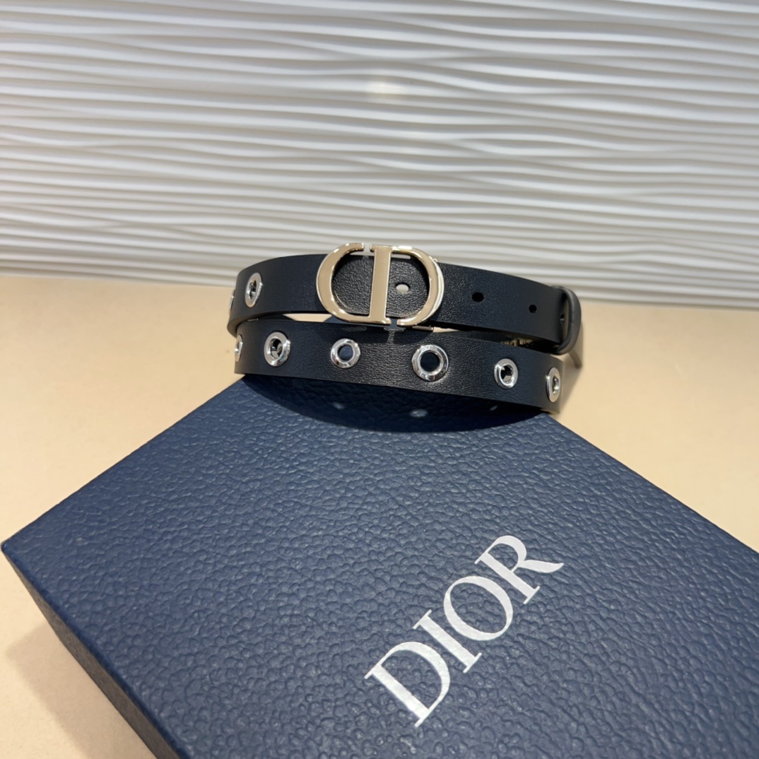 腰带是二零二五早春成衣系列新品,以摩登优雅的风格重新演绎 Dior 经典标识。采用黑色牛皮革精心制作,