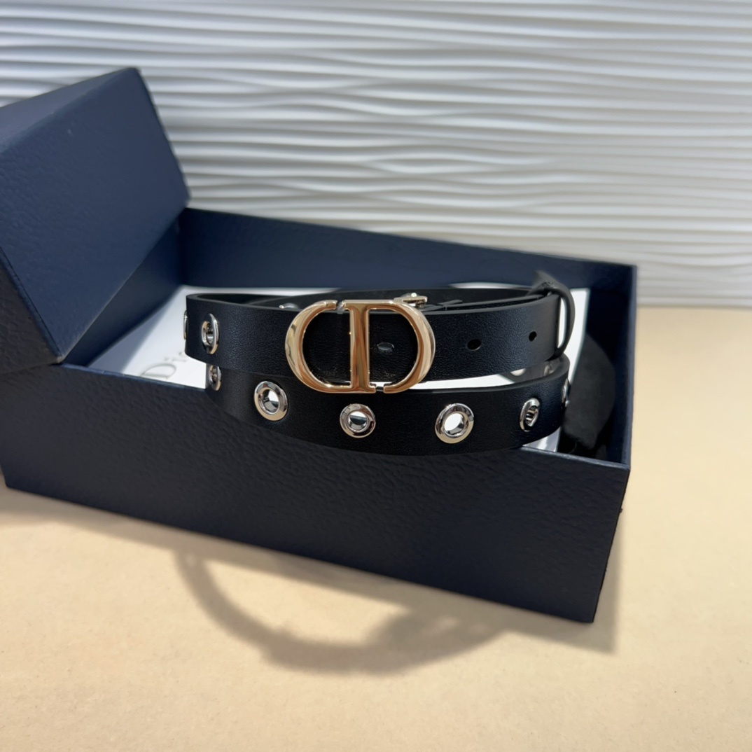 腰带是二零二五早春成衣系列新品,以摩登优雅的风格重新演绎 Dior 经典标识。采用黑色牛皮革精心制作,