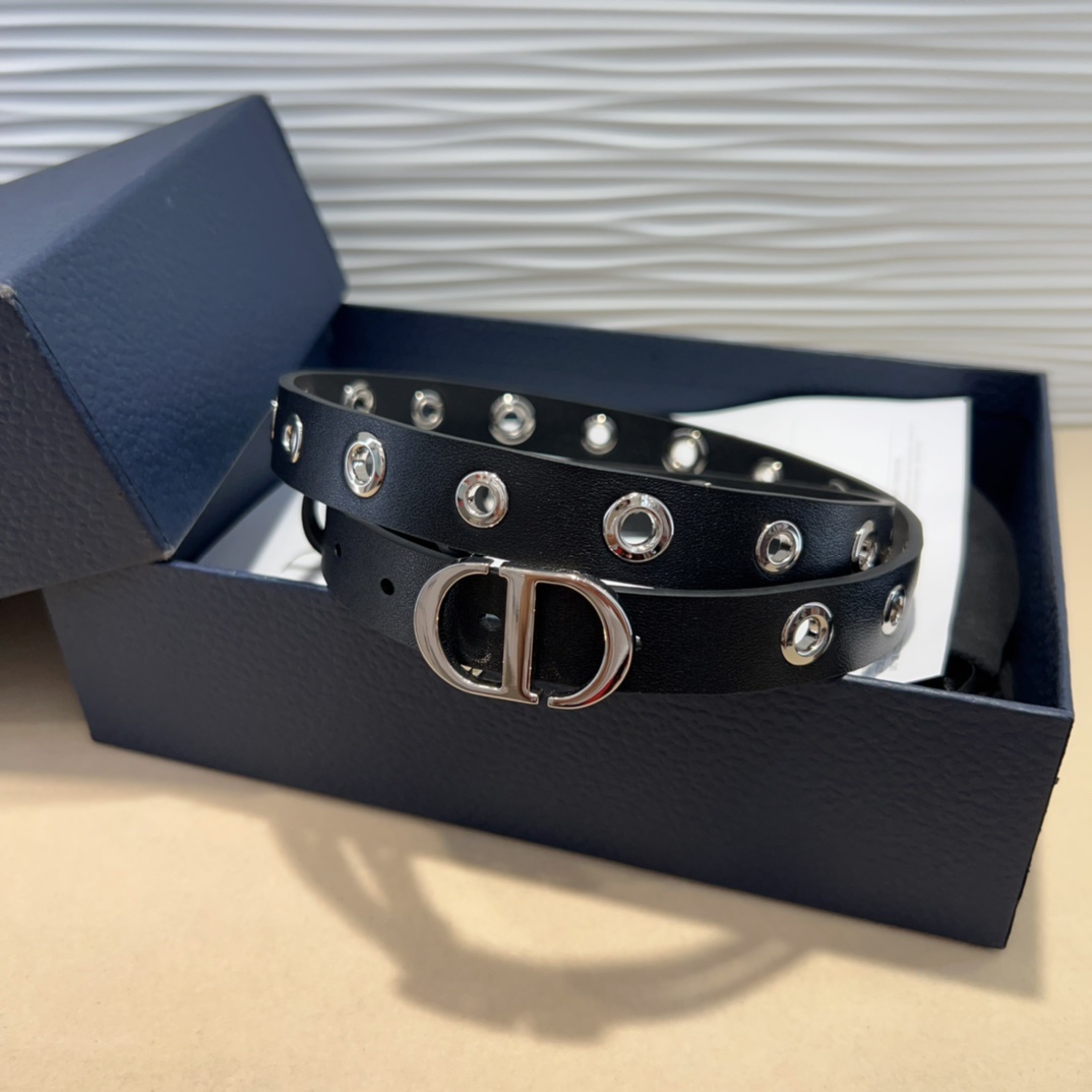 腰带是二零二五早春成衣系列新品,以摩登优雅的风格重新演绎 Dior 经典标识。采用黑色牛皮革精心制作,