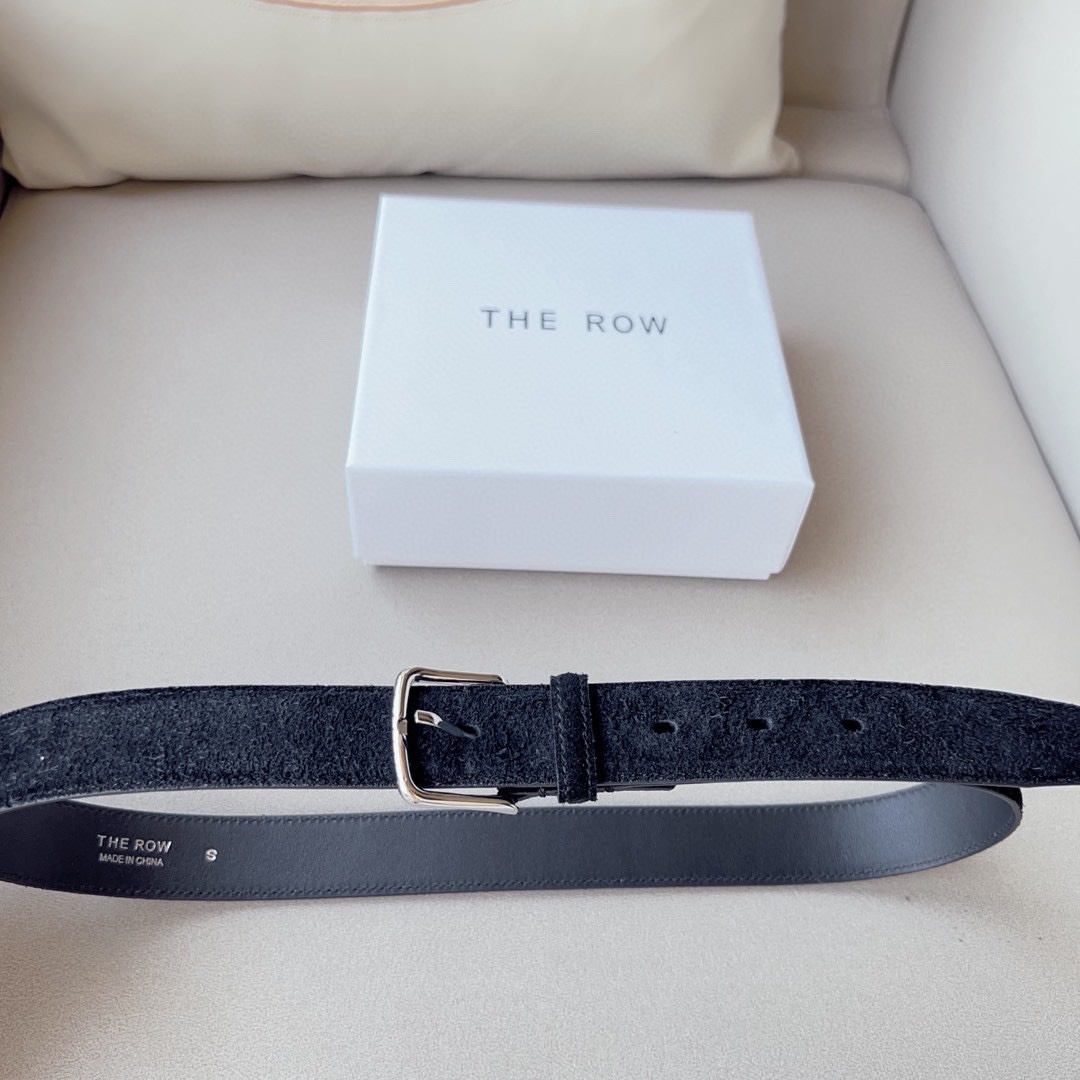 THE ROW该品牌的设计灵感源自他们对波西米亚风格以及精美奢华风的喜爱