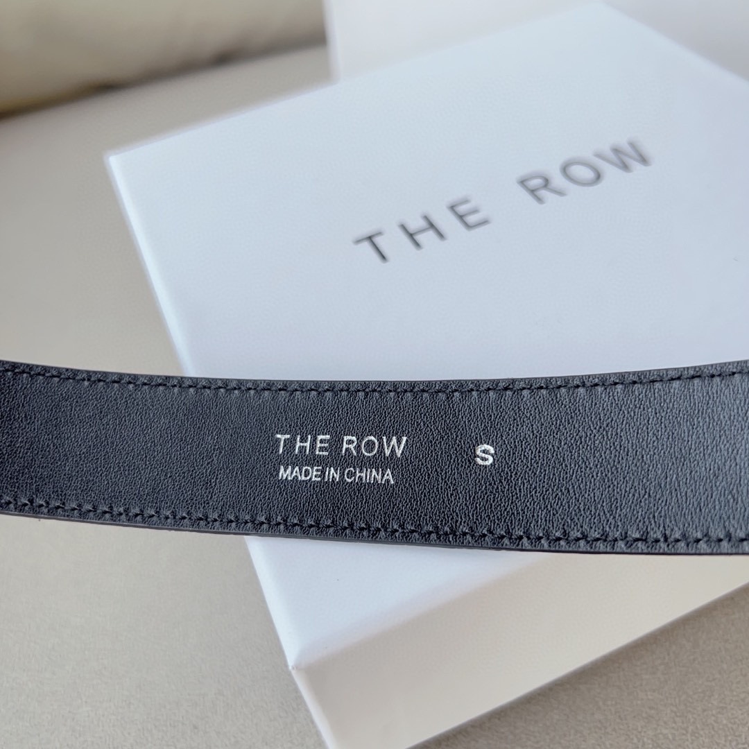 THE ROW该品牌的设计灵感源自他们对波西米亚风格以及精美奢华风的喜爱
