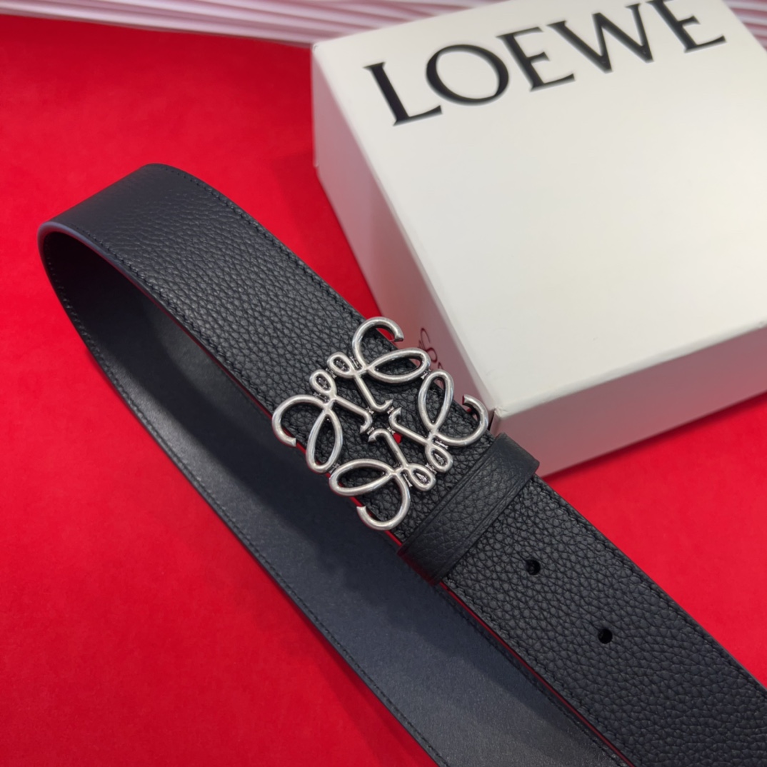 专柜最新同款腰带[庆祝][庆祝] 选用光滑牛皮革腰带 配有LOEWE Anagram五孔调节 卓越的工艺