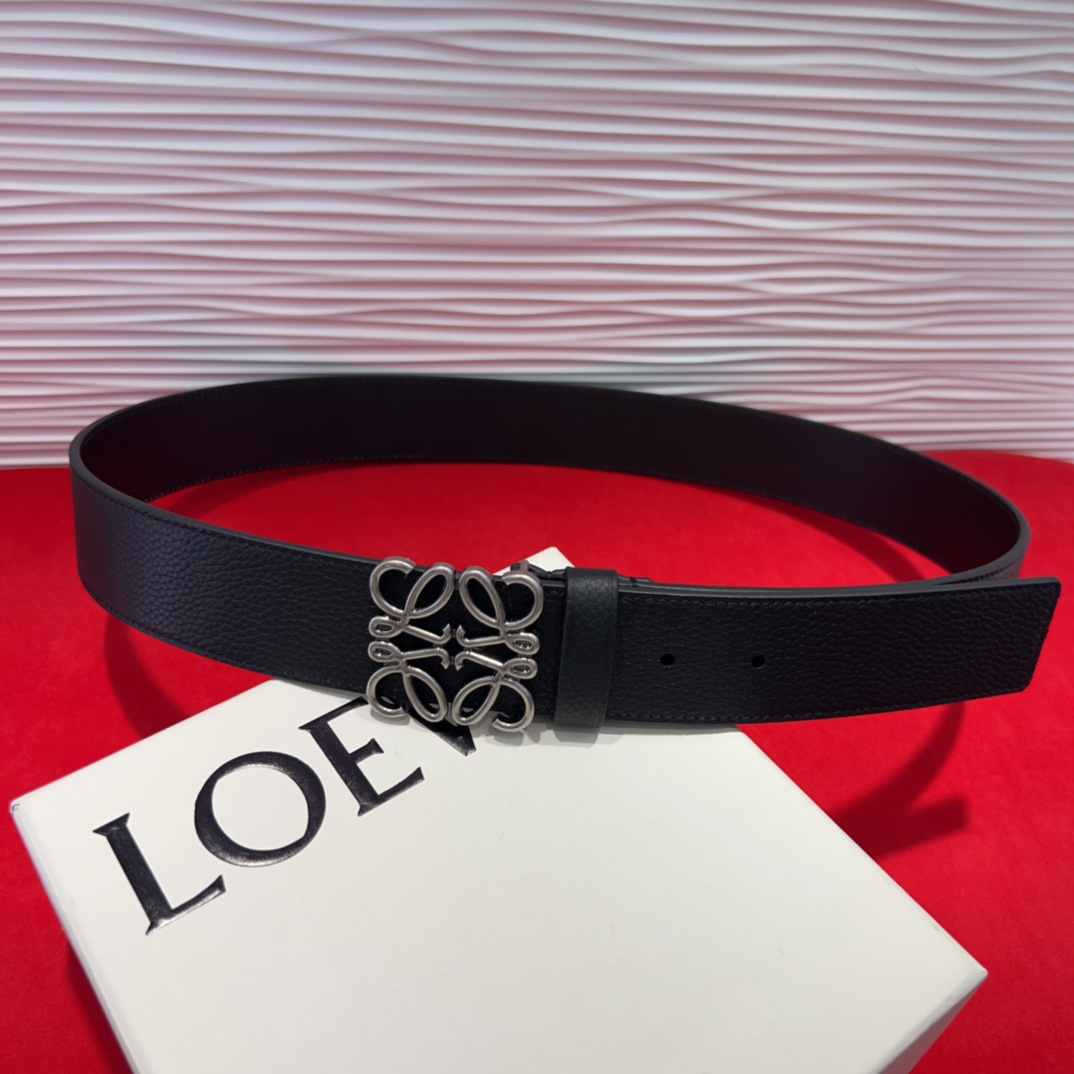 专柜最新同款腰带[庆祝][庆祝] 选用光滑牛皮革腰带 配有LOEWE Anagram五孔调节 卓越的工艺