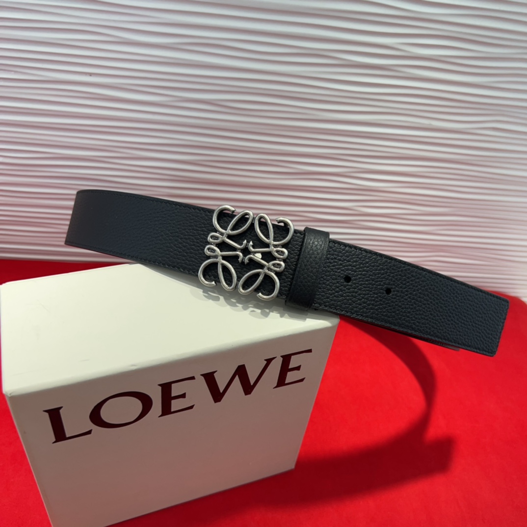 专柜最新同款腰带[庆祝][庆祝] 选用光滑牛皮革腰带 配有LOEWE Anagram五孔调节 卓越的工艺