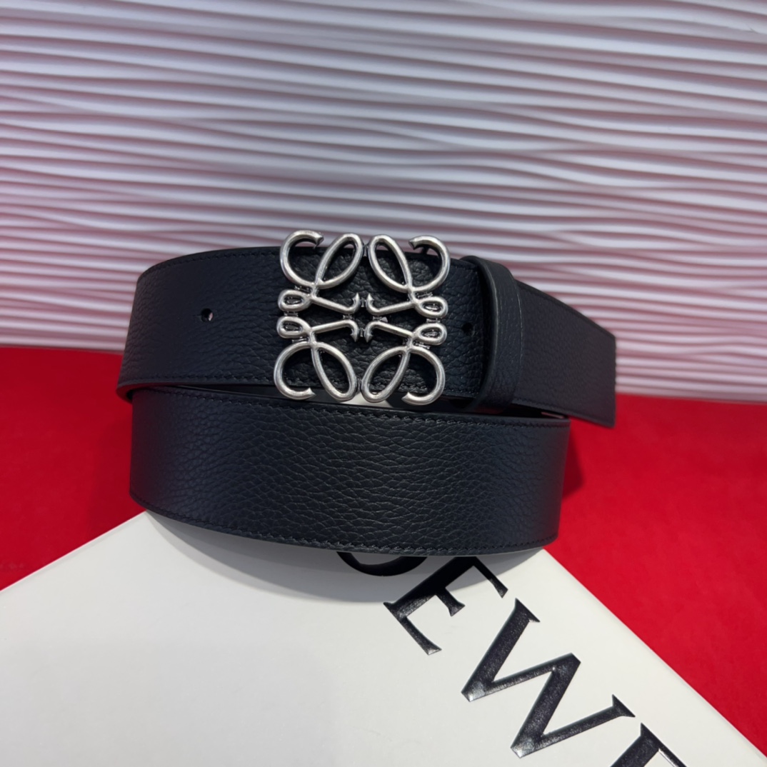 专柜最新同款腰带[庆祝][庆祝] 选用光滑牛皮革腰带 配有LOEWE Anagram五孔调节 卓越的工艺